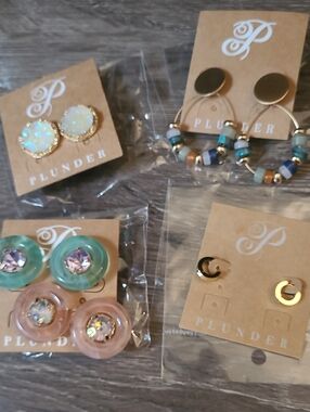 Plunder 4 Pairs of  Earrings